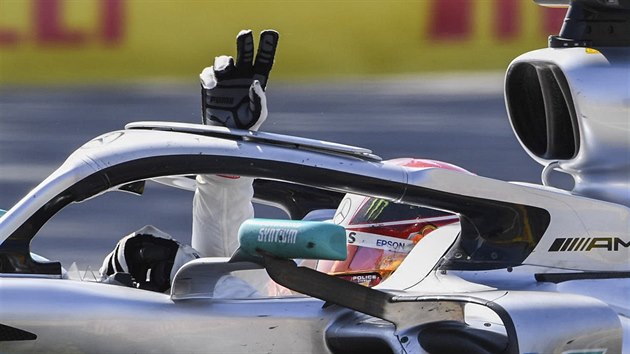 Lewis Hamilton slav vtzstv ve Velk cen Kanady formule 1.