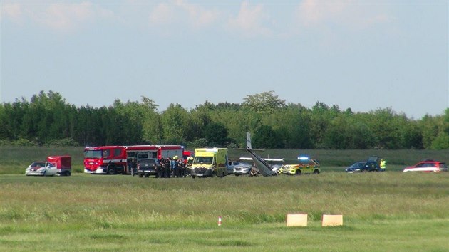 Na letišti v pražských Letňanech havarovalo při přistání letadlo cessna. Pilot vyvázl s lehčími zraněními. (3. června 2019)