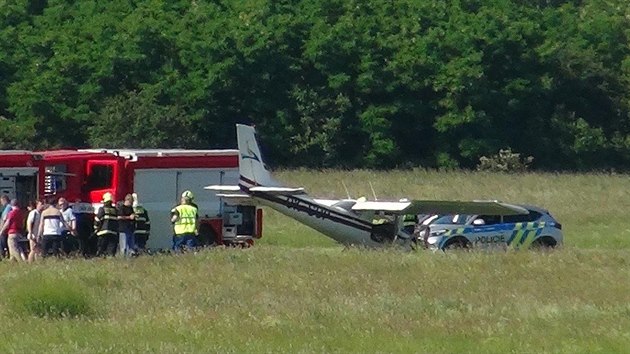 Na letiti v praskch Letanech havarovalo pi pistn letadlo cessna. Pilot vyvzl s lehmi zrannmi. (3. ervna 2019)
