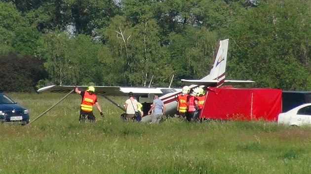 Na letišti v pražských Letňanech havarovalo při přistání letadlo cessna. Pilot vyvázl s lehčími zraněními. (3. června 2019)