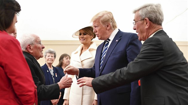 Americk prezident Donald Trump s manelkou Melani se bhem oslav 75. vro vylodn spojeneckch vojsk v Normandii v britskm Portsmouthu setkal tak s vlenm veternem Thomasem Cuthbertem. (5. ervna 2019)