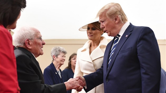 Americk prezident Donald Trump s manelkou Melani se bhem oslav 75. vro vylodn spojeneckch vojsk v Normandii v britskm Portsmouthu setkal tak s vlenm veternem Thomasem Cuthbertem. (5. ervna 2019)