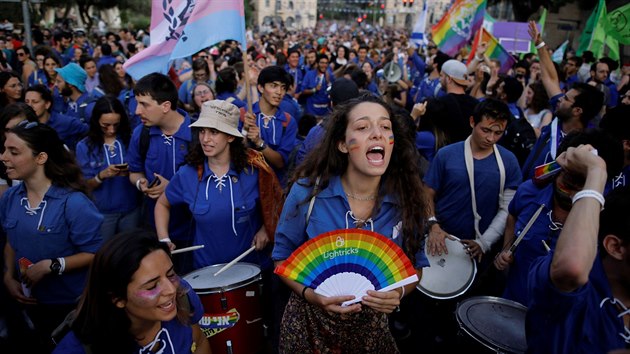 Tisce lid proly ulicemi izraelskho Jeruzalma pi kadoronm pochodu Gay Pride. (6. ervna 2019)