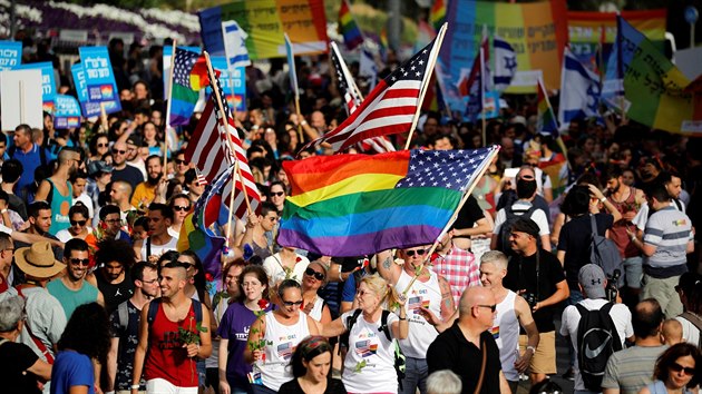 Tisce lid proly ulicemi izraelskho Jeruzalma pi kadoronm pochodu Gay Pride. (6. ervna 2019)