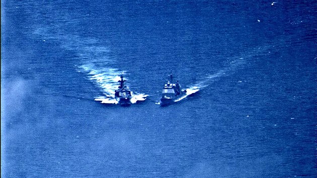 Americký křižník USS Chancellorsville a ruská bitevní loď se dostaly do těsné blízkosti při incidentu v jihočínském moři. (7. června 2019)