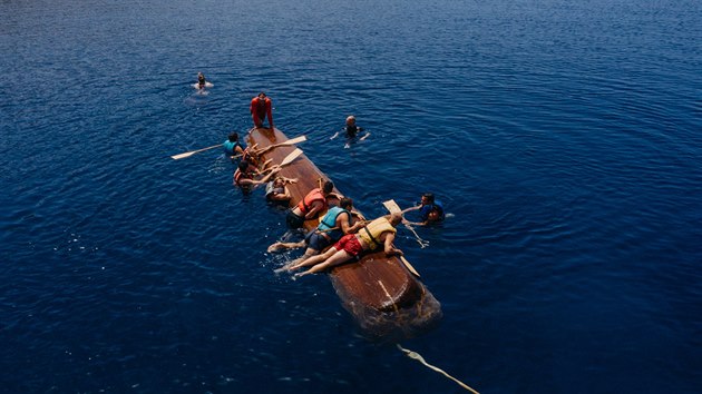 Expedice Monoxylon III pluje v neolitickém člunu po Egejském moři. (1. června 2019)