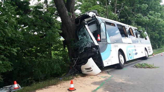 U Střílek havaroval autobus na lince Uherské Hradiště - Brno. Zranilo se osm cestujících a řidič, pro mladou ženu letěl vrtulník.