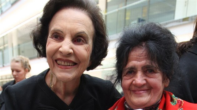Kateina Kubnov (vpravo) na snmku se Sonjou Baovou pi rozlouen se zesnulm Tomem Baou v roce 2008.
