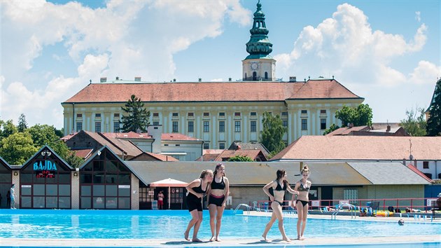 Koupaliště Bajda v Kroměříži nabízí padesátimetrový bazén a další atrakce.