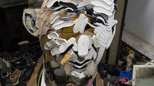Socha Patrik Proko vytvoil ze zhruba dvou set podrek obuvi, starch a rozbitch bot a stik ltek i k velk portrt zlnskho tovrnka Tome Bati.