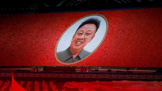 Portrt bvalho severokorejskho vdce Kim 
ong-ila bhem masov pehldky oslavujc KLDR (9. z 2018)
