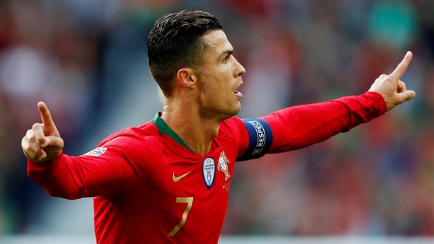 Portugalec Cristiano Ronaldo se raduje z glu v zpase se vcarskem.