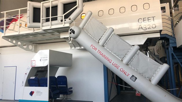 Ncvik evakuace lid pi nouzovm pistn letadla na letiti v Ruzyni. (2. 6. 2019)