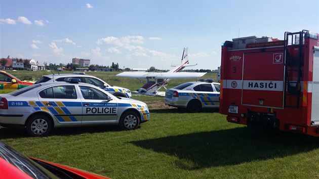 V Letňanech havarovalo sportovní letadlo, pilot je lehce zraněný. (3.6.2019)