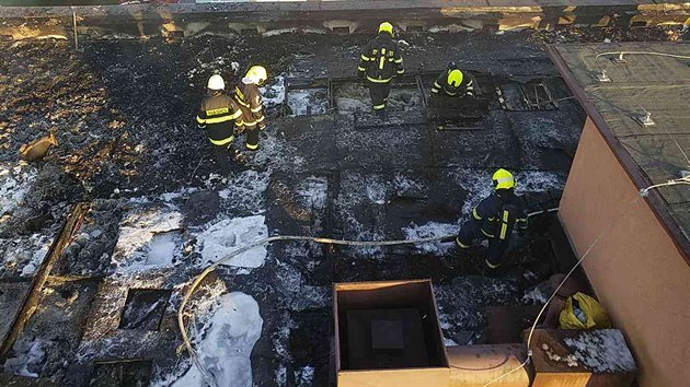 Po��r st�echy likvidovali hasi�i do ve�ern�ch hodin.