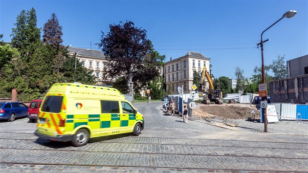 Olomouck fakultn nemocnice zbourala budovu vrtnice a brny v ulici I. P. Pavlova, kter byla po desetilet hlavnm a jedinm vstupem do arelu a stala se tak jednm ze symbol nemocnice pro nespoet pacient z regionu i lid, kte za nimi pichzeli na nvtvu.