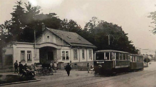 Historick snmek budovy vrtnice a brny olomouck fakultn nemocnice v ulici I. P. Pavlova z roku 1945, kter byla po desetilet hlavnm a jedinm vstupem do arelu a stala se tak jednm ze symbol nemocnice pro nespoet pacient z regionu i lid, kte za nimi pichzeli na nvtvu. V ulici tehdy jet jezdily tramvaje.