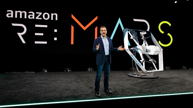 f styku se zkaznky spolenosti Amazon Jeff Wilke pedstavuje nejnovj model dronu, kterm bude Amazon doruovat zsilky, 5. 6. 2019
