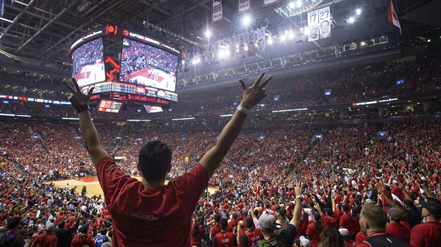 Torontt fanouci slav bhem druhho finle NBA, na konci se vak radovali hri Golden State.