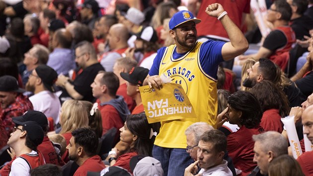 Fanouek Golden State Warriors na soupeov zem, v hale Toronto Raptors.