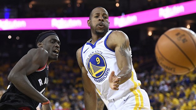 Pascal Siakam (vlevo) z Toronta a Andre Iguodala z Golden State sleduj unikajc m.