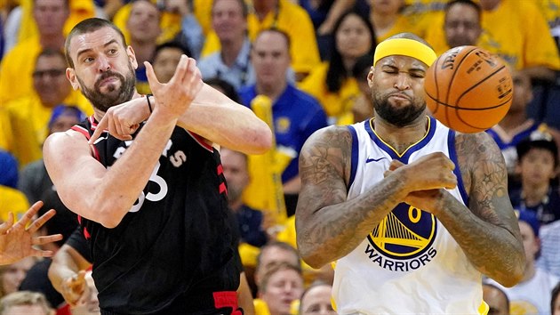 Marc Gasol (vlevo) z Toronta a DeMarcus Cousins z Golden State v souboji o m.