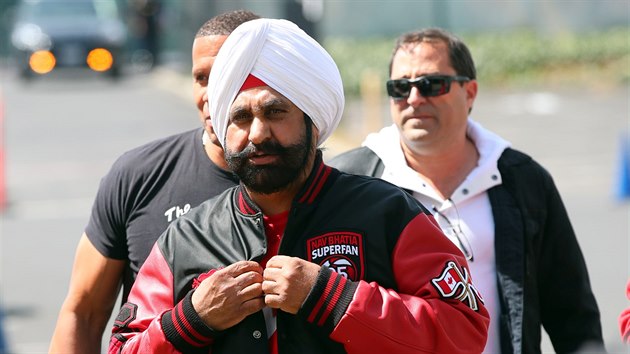 Torontsk fanouek Nav Bhatia nechyb ani na finle NBA v Oaklandu.