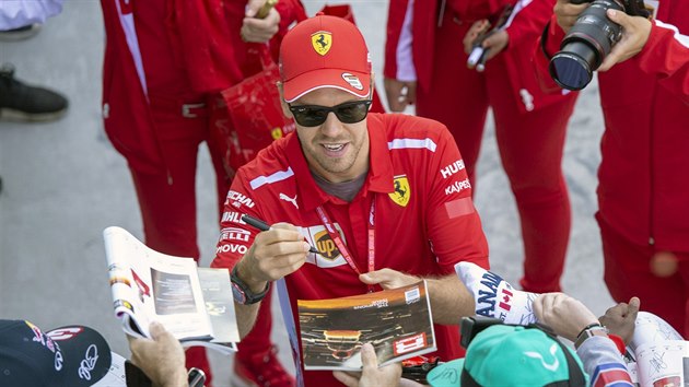 Sebastian Vettel z Ferrari se podepisuje kanadskm fanoukm.