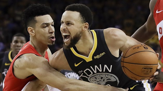 Stephen Curry (vpravo) z Golden State se tla kolem Dannyho Greena z Toronta.