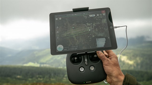Správci KRNAP měřili pomocí dronu vrstvu sněhu na Mapě republiky na Studniční hoře v Krkonoších. (7. června 2019)
