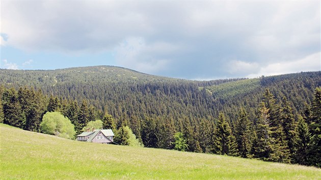 Vhledy na hebeny si turist uij a pi cest ze Sedla pod Dvorakami ke znm boud.