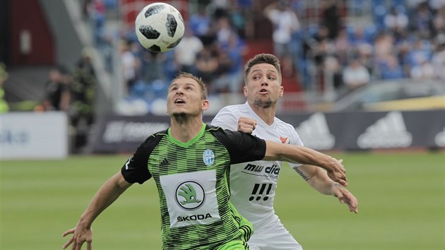 Adam Jno (vpravo) z Banku Ostrava v souboji s boleslavskm Michalem Hubnkem v kvalifikanm duelu o pedkolo Evropsk ligy