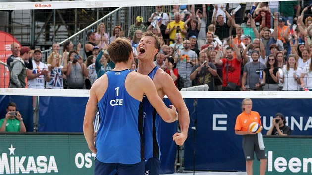 David Schweiner (čelem) a Ondřej Perušič se radují z postupu do semifinále v Ostravě.