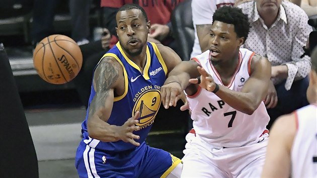 Kyle Lowry z Toronta (vpravo) a Andre Iguodala z Golden State v druhm finle NBA.