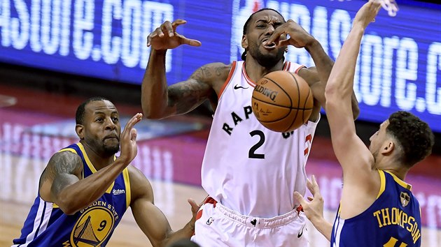 Kawhi Leonard z Toronta (uprosted) ztrc m v duelu s Golden State.