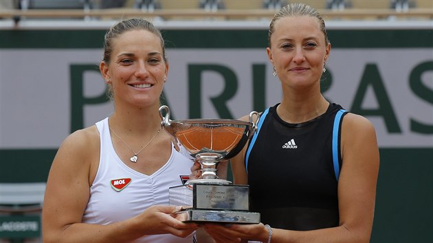 Timea Babosov (vlevo) a Kristina Mladenovicov s trofej pro vtzky tyhry na Roland Garros.