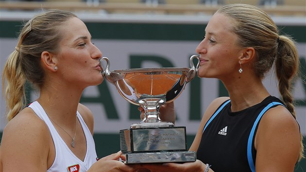 Timea Babosov (vlevo) a Kristina Mladenovicov s trofej pro vtzky tyhry na Roland Garros.