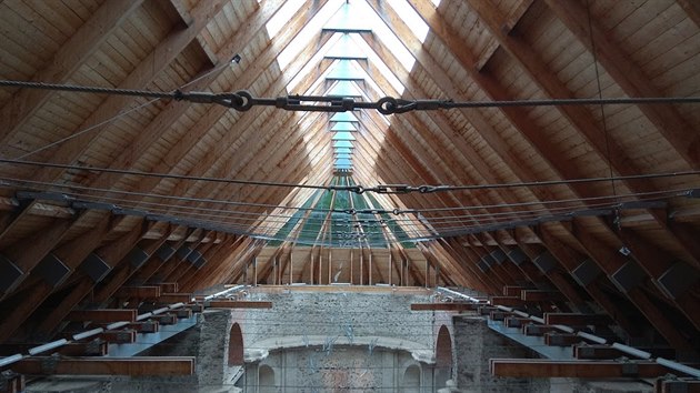 Do poutního kostela v Neratově zatéká na několika místech, střechu bude nutné po třinácti letech opravit.