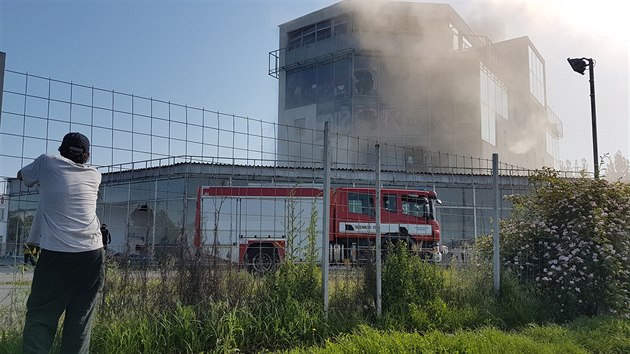 Hasie v Plzni opt zamstnal por chtrajc budovy na Rokycansk td, kterou obvaj bezdomovci. (5. ervna 2019)