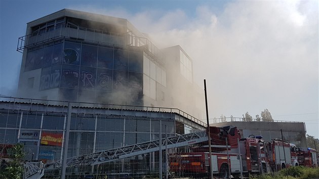 Hasiče v Plzni opět zaměstnal požár chátrající budovy na Rokycanské třídě, kterou obývají bezdomovci. (5. 6. 2019)