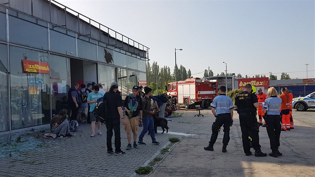 Hasiče v Plzni opět zaměstnal požár chátrající budovy na Rokycanské třídě, kterou obývají bezdomovci. (5. června 2019)