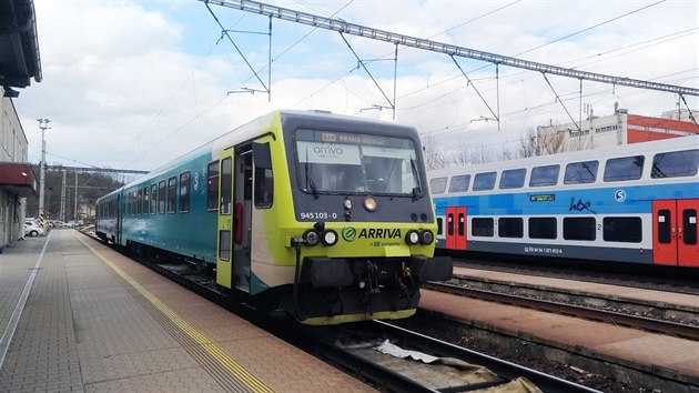 Motorov jednotka ady 845 spolenosti Arriva na mstsk lince S49 z Roztok u Prahy do stanice Praha-Hostiva