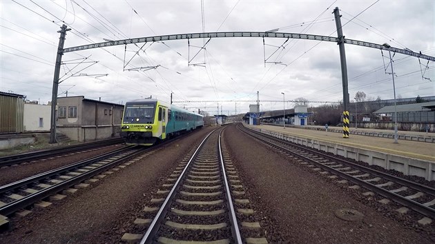 Motorov jednotky ady 845 spolenosti Arriva se mjej na mstsk lince S49 ve stanici Praha-Libe.