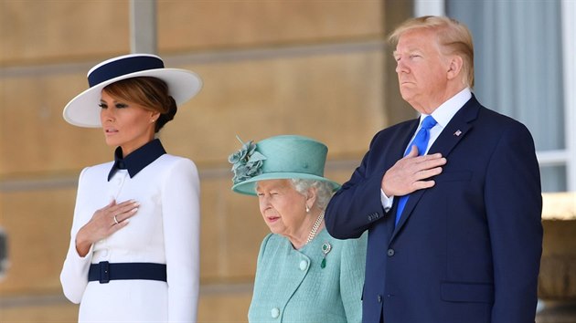 První dáma USA Melania Trumpová, britská královna Alžběta II. a americký prezident Donald Trump (Londýn, 3. června 2019)
