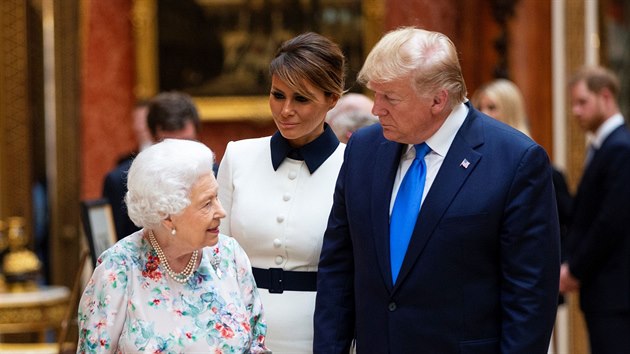 Britsk� kr�lovna Al�b�ta II., prvn� d�ma USA Melania Trumpov� a americk� prezident Donald Trump v Buckinghamsk�m pal�ci (Lond�n, 3. �ervna 2019)