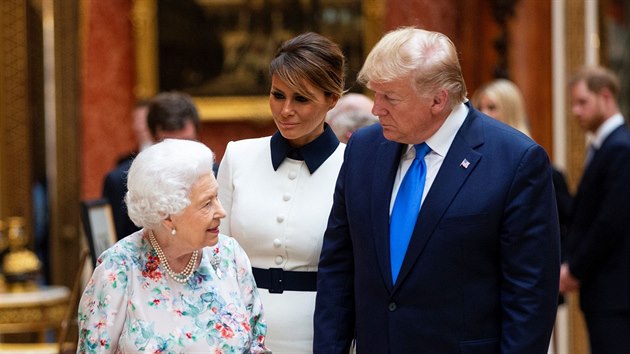 Britsk krlovna Albta II., prvn dma USA Melania Trumpov a americk prezident Donald Trump v Buckinghamskm palci (Londn, 3. ervna 2019)