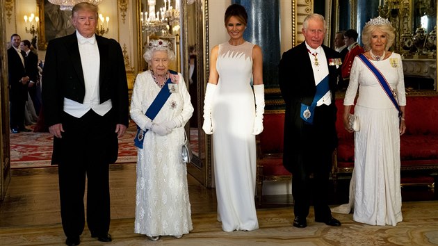 Americk prezident Donald Trump, britsk krlovna Albta II., prvn dma USA Melania Trumpov, princ Charles a vvodkyn Camilla na sttnickm banketu v Buckinghamskm palci (Londn, 3. ervna 2019)