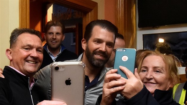 Donald Trump junior v irsk hospod, v pozad je jeho bratr Eric (Doonbeg, 5. ervna 2019).