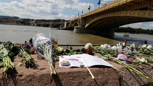 Lid vzpomnaj na obti, kter zahynuly na potopen turistick lodi na Dunaji. (1. ervna 2019)