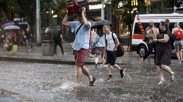 Lid se utkaj ped detm v Praze na Andlu. (6. ervna 2019)